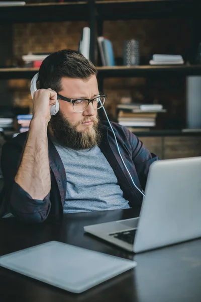 Бізнесмен працює в домашньому офісі — Stock Photo