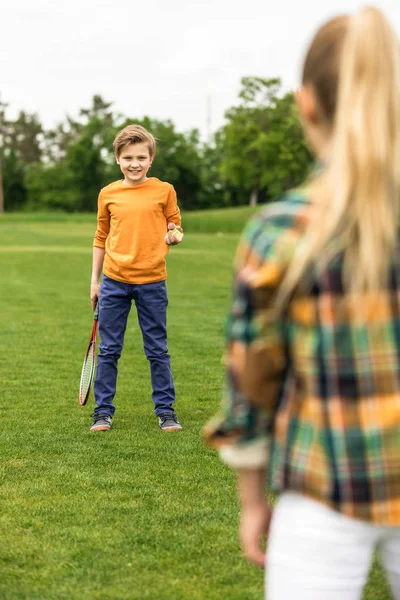 Frères et sœurs jouant au badminton — Photo de stock