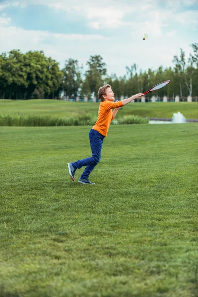 Ragazzo giocare badminton — Foto stock