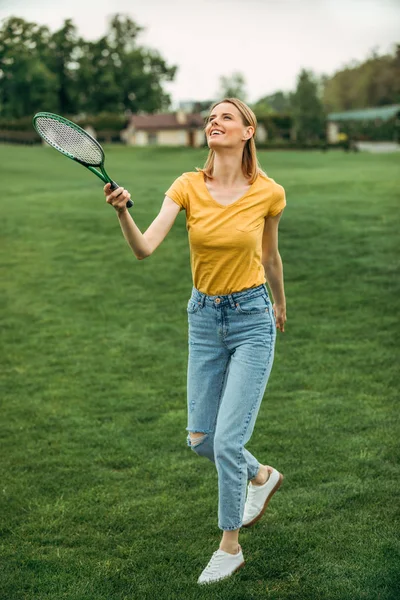 Woman playing badminton — Stock Photo