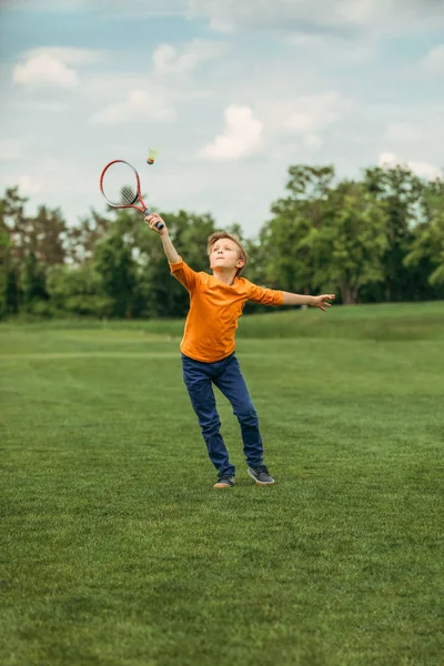 Chico jugando bádminton - foto de stock