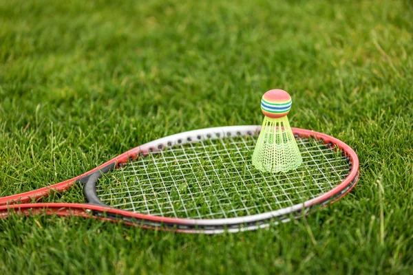 Shuttlecock en raqueta de bádminton - foto de stock