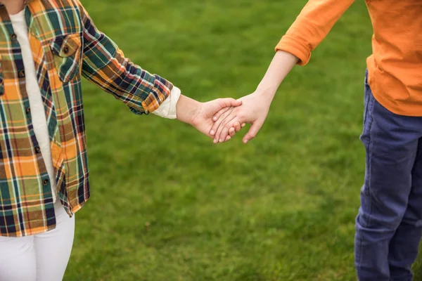 Niños tomados de la mano — Stock Photo