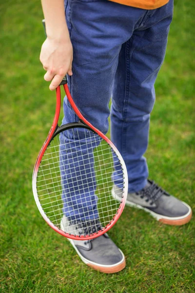 Ragazzo con racchetta da badminton — Foto stock