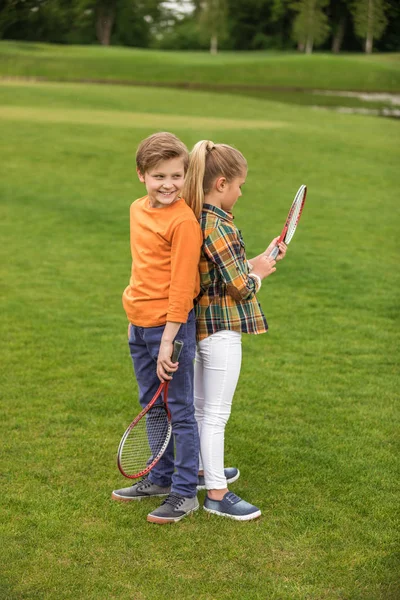 Hermanos jugando bádminton - foto de stock