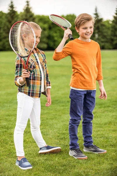 Frères et sœurs jouant au badminton — Photo de stock