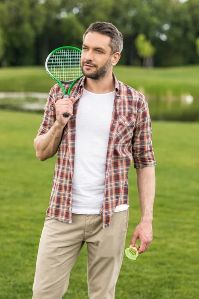 Homem a jogar badminton — Fotografia de Stock