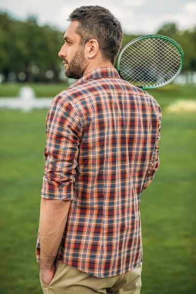 Man playing badminton — Stock Photo