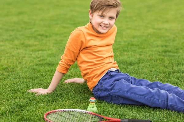 Niño con equipo de bádminton - foto de stock