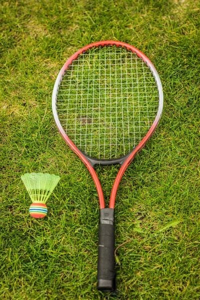 Badmintonschläger und Federball — Stockfoto