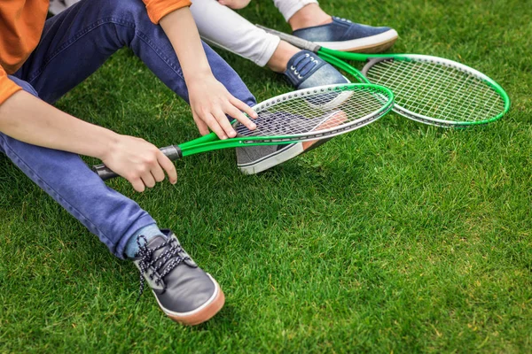 Bambini con racchette da badminton — Foto stock