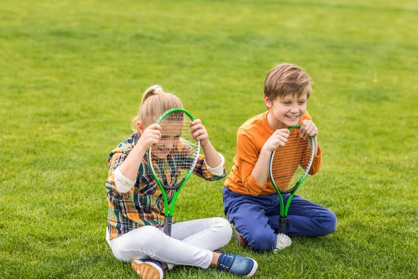 Bambini con attrezzatura badminton — Foto stock