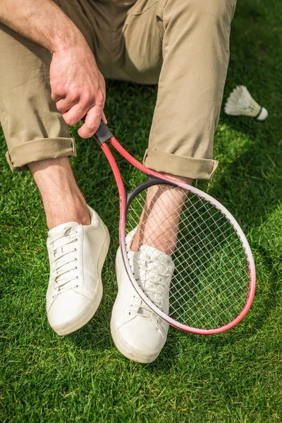 Hombre con raqueta de bádminton - foto de stock