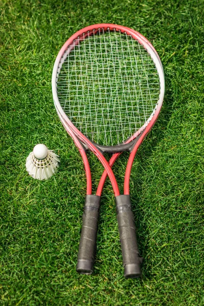 Badminton raquetes com shuttlecock — Fotografia de Stock