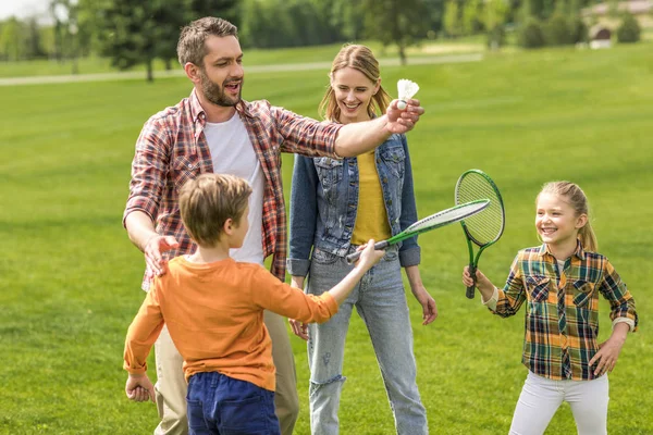 Familia jugando bádminton - foto de stock