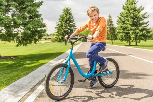 Niño montar en bicicleta - foto de stock