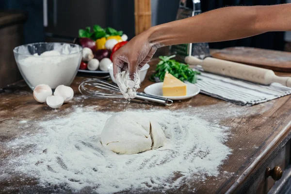 Mão com massa de farinha na cozinha — Fotografia de Stock