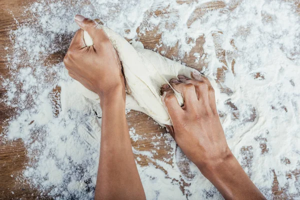 Mãos amassando a massa de farinha — Fotografia de Stock