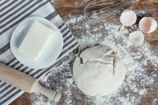 Dough with rolling pin — Stock Photo