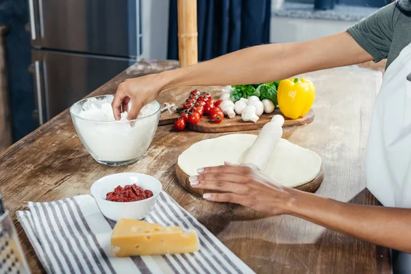 Frau rollt Teig — Stockfoto