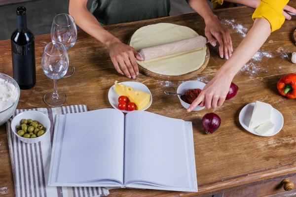 Frauen kochen Pizza — Stockfoto