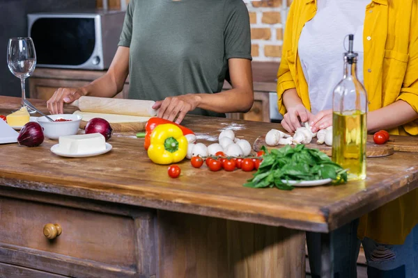 Femmes cuisine pizza — Photo de stock