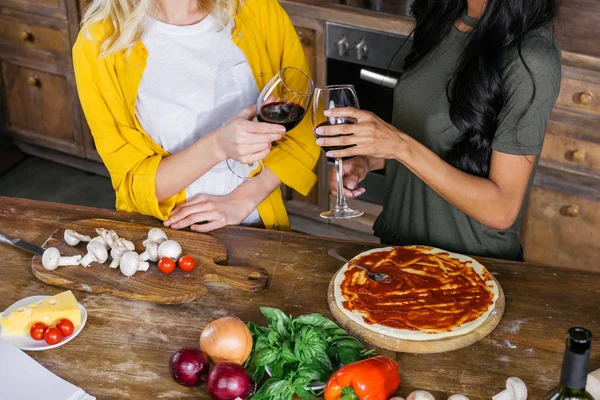 Femmes cuisine pizza — Photo de stock