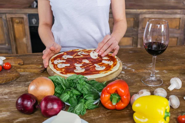 Mujer cocinando pizza - foto de stock