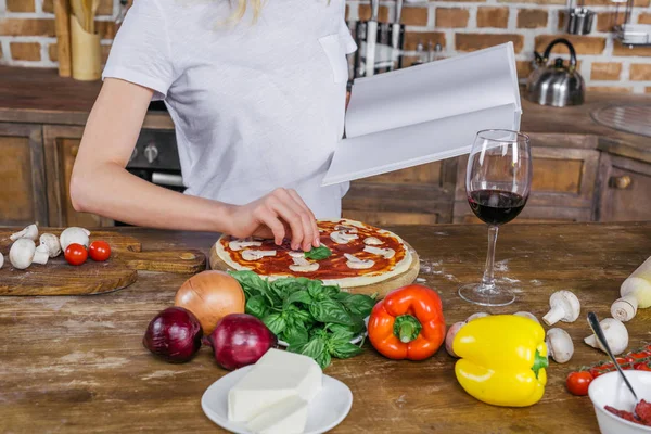 Donna che cucina la pizza — Foto stock