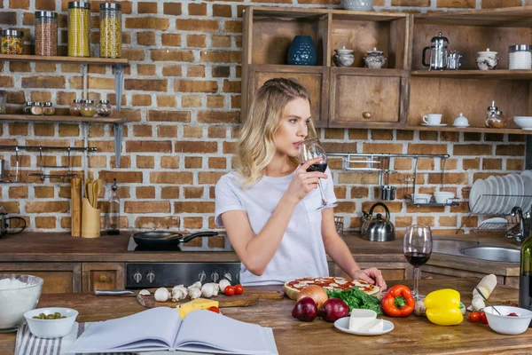 Femme cuisine pizza — Photo de stock