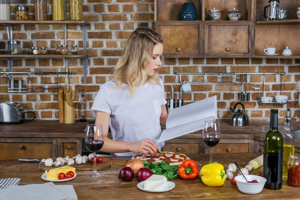 Femme cuisine pizza — Photo de stock