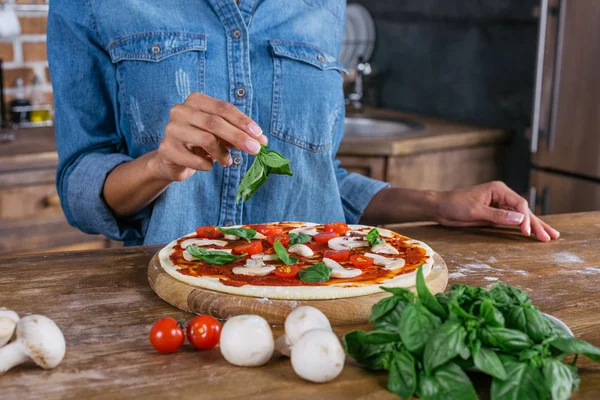 Woman with unbaked pizza — Stock Photo