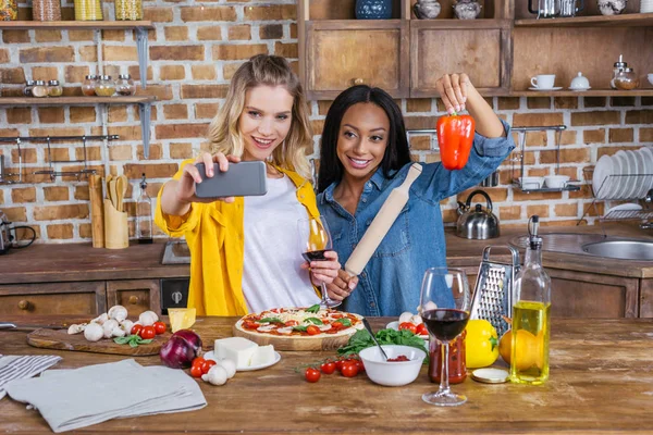 Selfie de las mujeres en la cocina - foto de stock