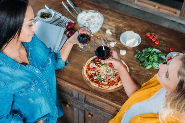 Mujeres multiétnicas en la cocina - foto de stock