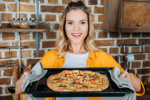 Femme avec pizza maison — Photo de stock