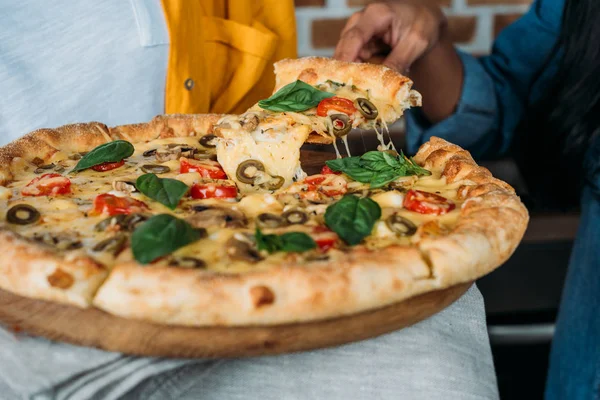 Donne che mangiano pizza — Foto stock