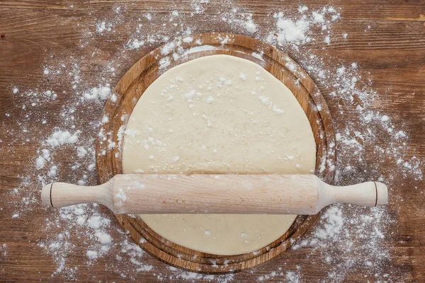 Pâte avec rouleau à pâtisserie — Photo de stock