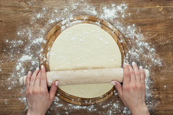 Hände rollen Teig — Stockfoto