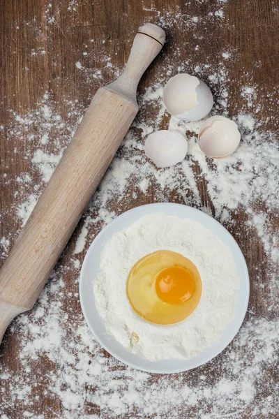 Flour and raw egg — Stock Photo