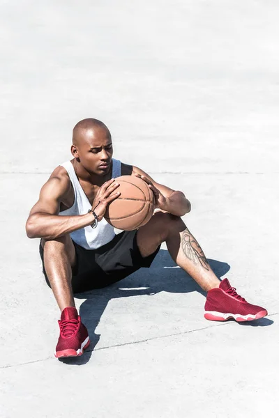 Basketballspieler mit Ball — Stockfoto