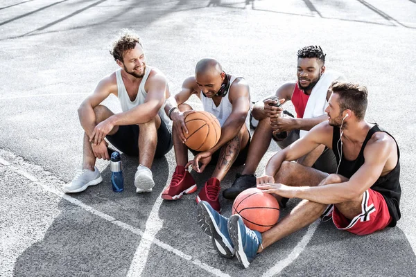 Jogadores de basquete na quadra — Fotografia de Stock