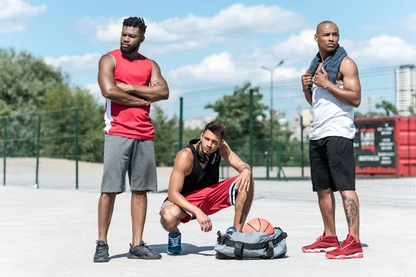 Jugadores de baloncesto en pista - foto de stock