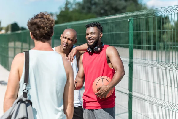 Joueurs de basket multiéthique — Photo de stock