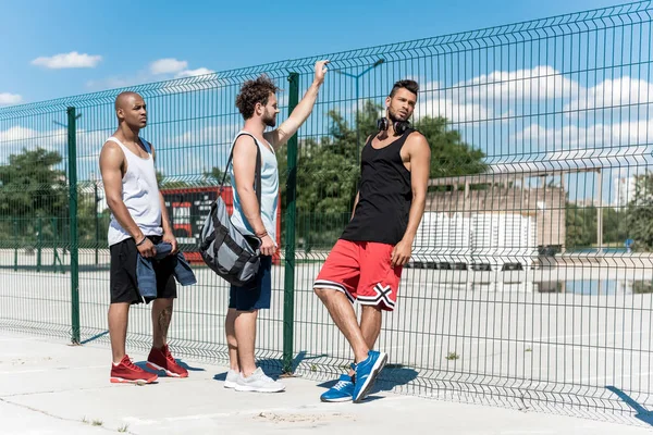 Joueurs de basket multiéthique — Photo de stock