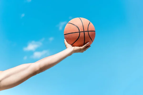 Mão com bola de basquete — Fotografia de Stock