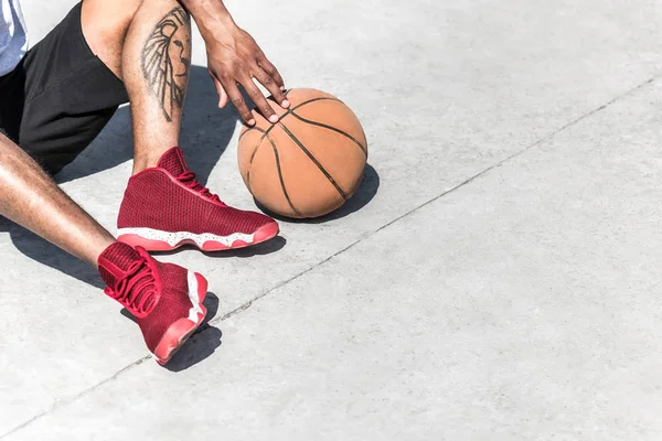 Uomo con pallone da basket — Foto stock