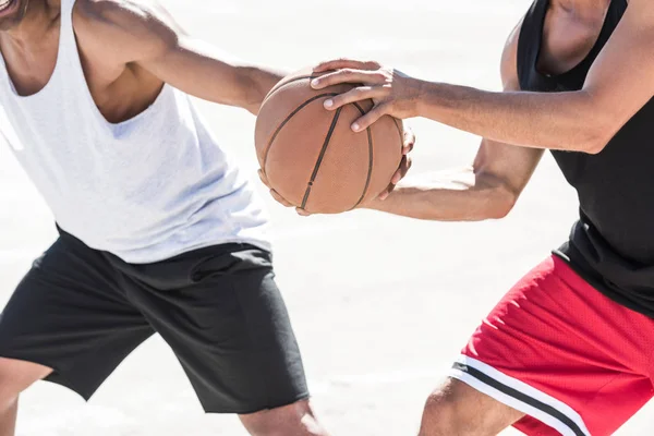 Uomini che giocano a basket — Foto stock