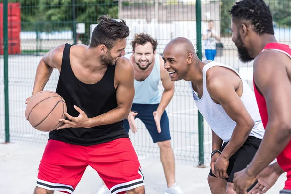 Hommes jouant au basket — Photo de stock