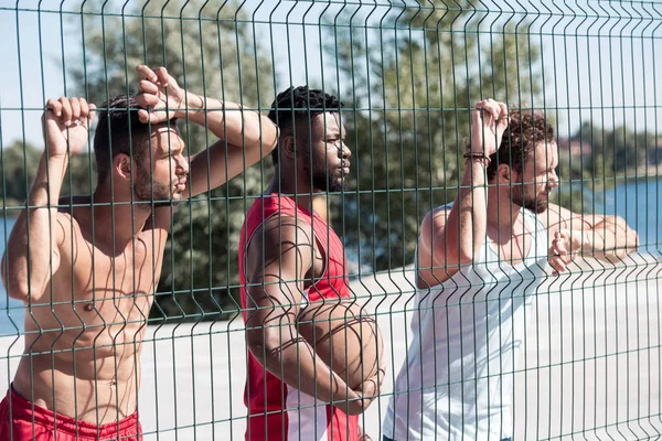 Jogadores de basquete multiétnicos — Fotografia de Stock