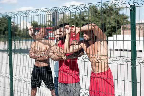 Jugadores multiétnicos de baloncesto - foto de stock